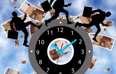 Menschen hetzen um eine Uhr