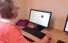 Eine Seniorin vor dem PC