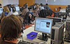 Ein Klassenraum mit Computern