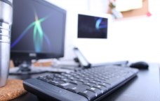 Ein Arbeitsplatz mit Computer und Bildschirmen