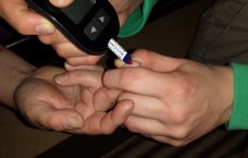 Jemand hilft einer anderen Person