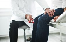 Arzt testet Kniereflex bei Patienten